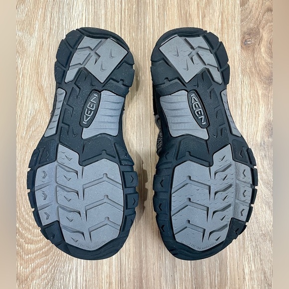 KEEN Newport H2 Men black/steel grey Size 7.5 EUC